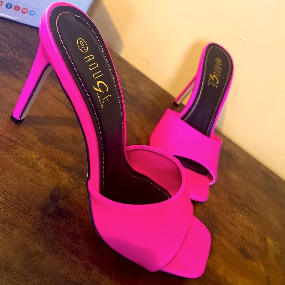 Neon pink square heel mule ! Super stylish for Summer 2022 !